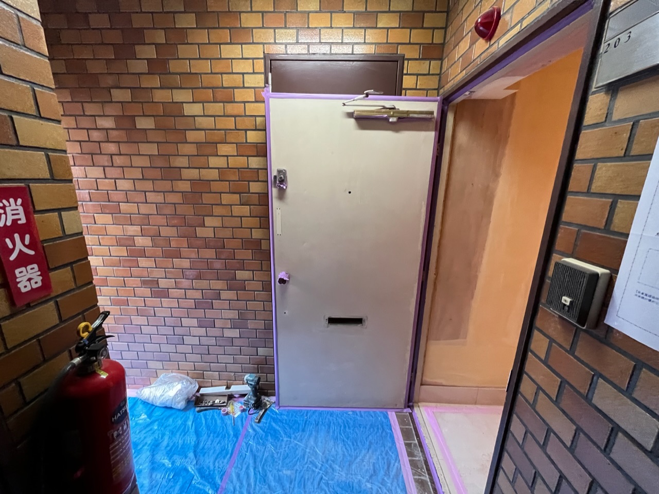 🐴所沢市の塗装屋　in南麻布　内装　玄関扉塗装　水回りのシリコンシーリング